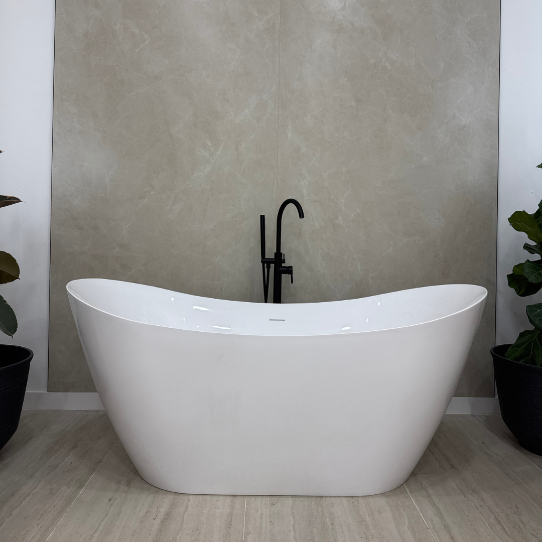 CURVED RIM freestanding soaking tub with smooth flowing lines