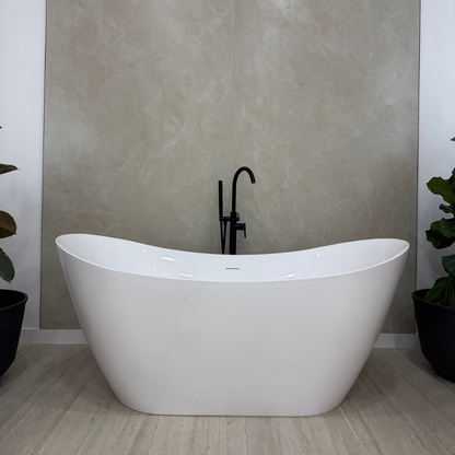CURVED RIM freestanding soaking tub with smooth flowing lines