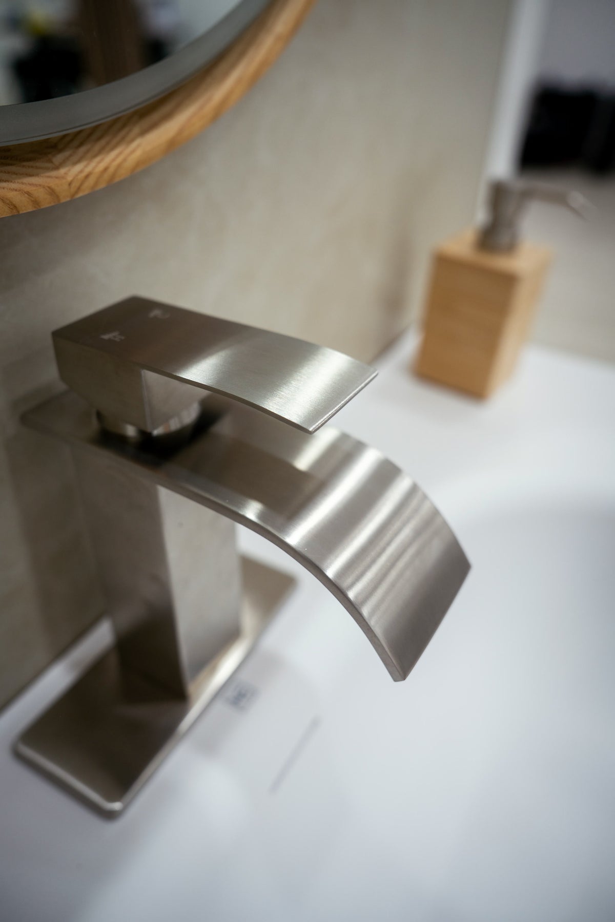 TULUM matte white sink and oak countertop edge detail