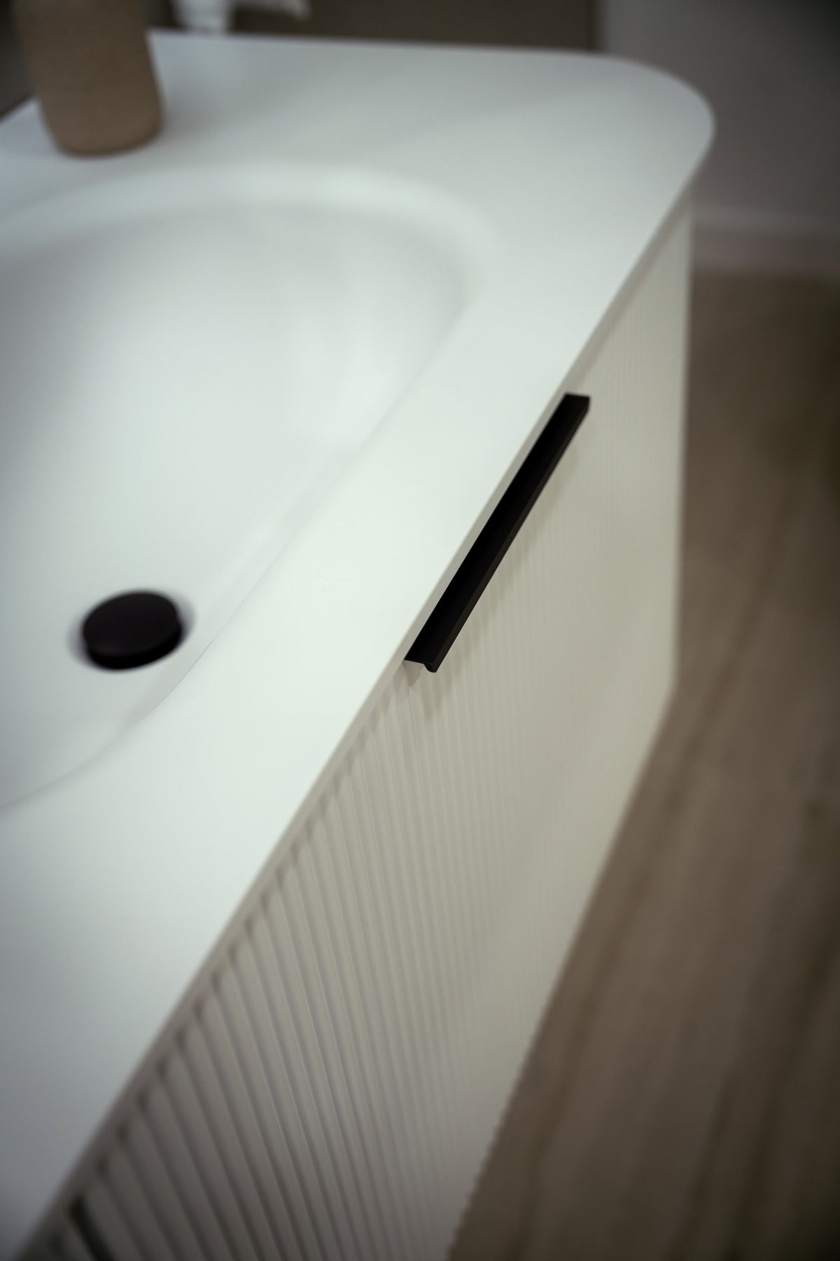 VEGAS seamless integrated sink and black aluminum handle detail
